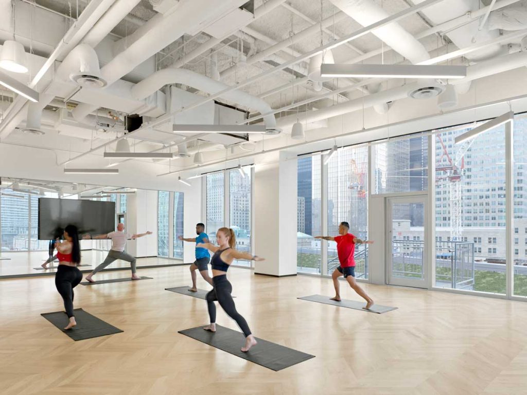 An open, multifunctional exercise space that looks onto the bustling city below