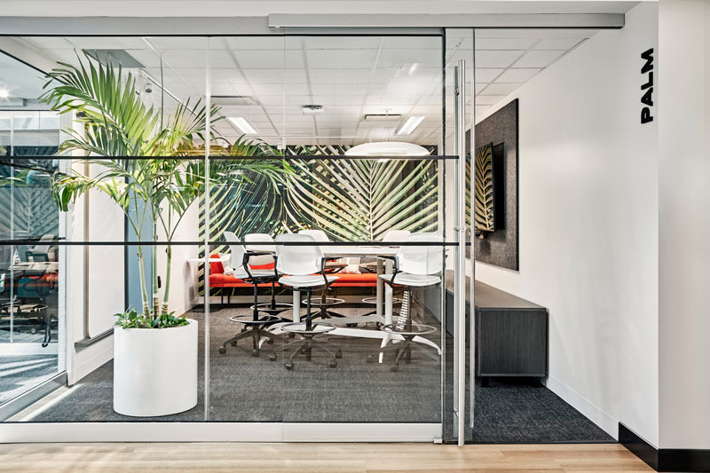 Meeting and collaboration room with biophilic details in form of live plants and wall paper patterns